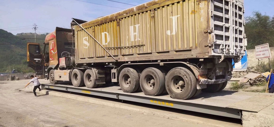 宜賓長寧3*14-100米地磅安裝（zhuāng）現場